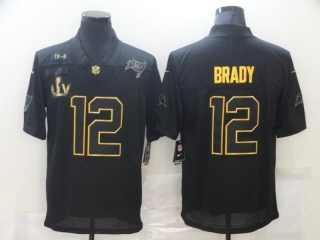 Buccaneers-12-Tom-Brady salute to service with gold